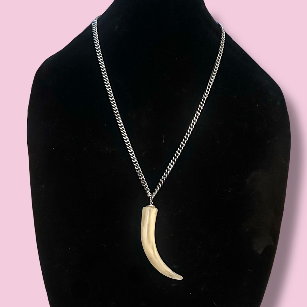 Silver tone large horn pendant necklace
